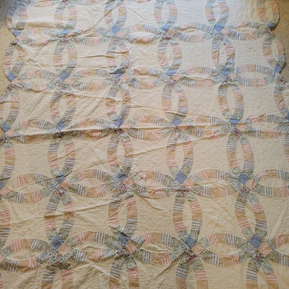 Scallop edge vintage patchwork quilt